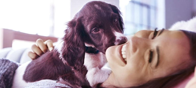 Frau mit Hund auf Couch