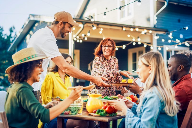 Freunde grillen im Freien