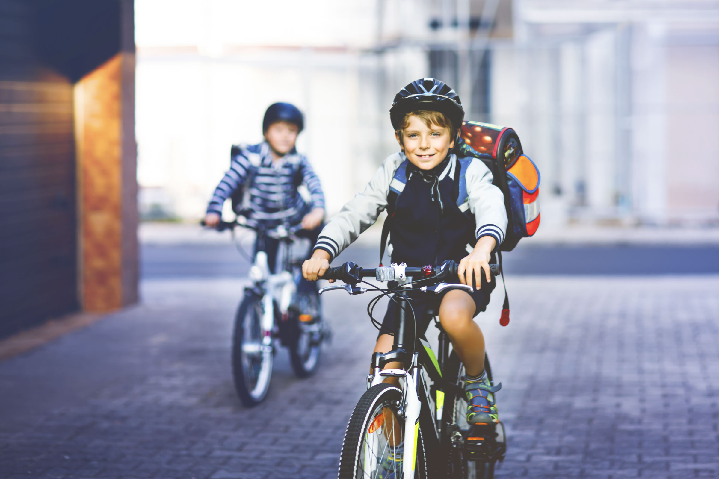 Kinder fahren Rad im Straßenverkehr