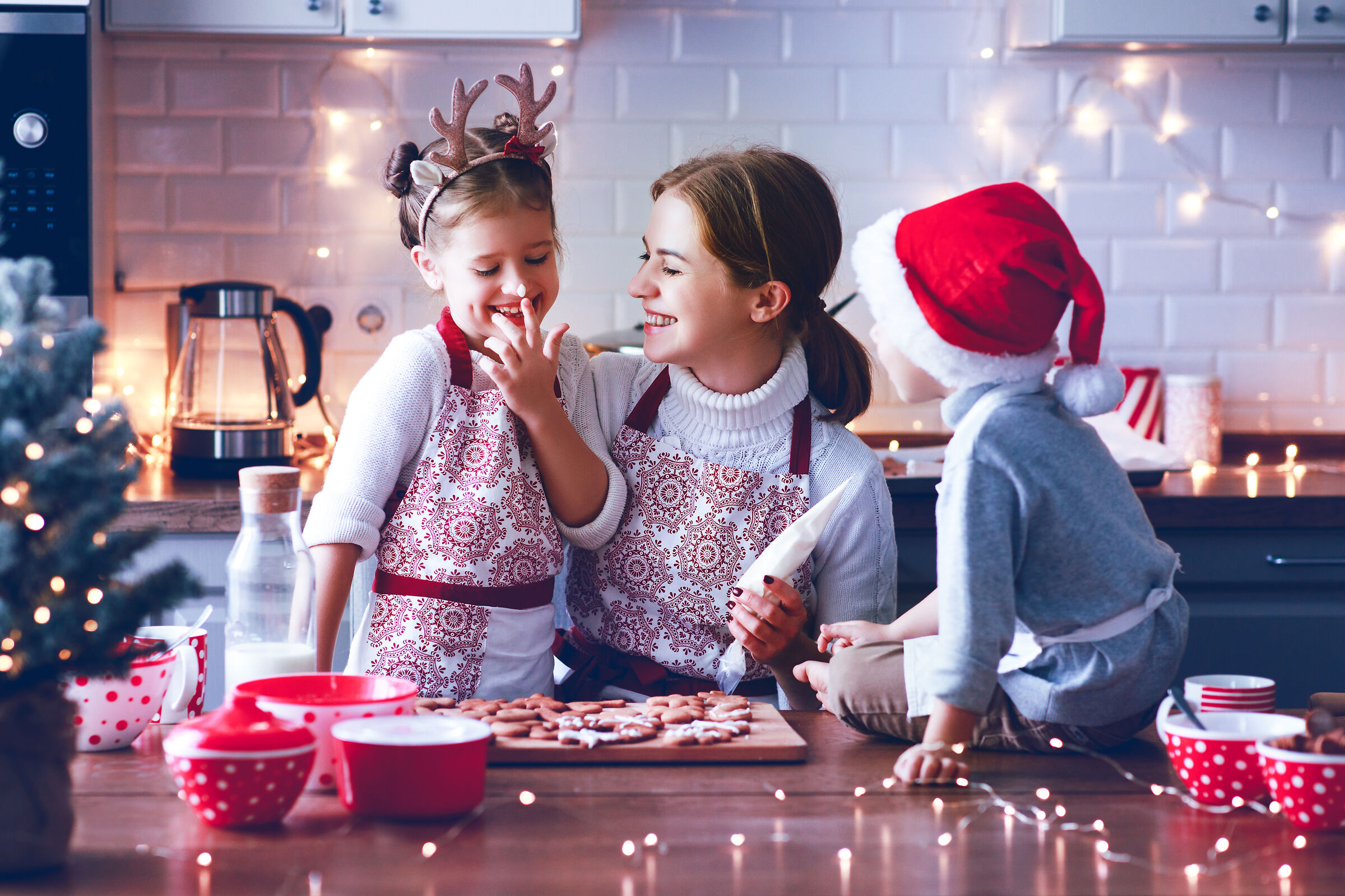 Familie backt Weihnachtsplätzchen