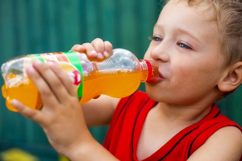 Kind trink Limonade