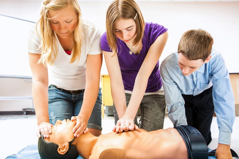 Kinder beim Erste Hilfe-Training