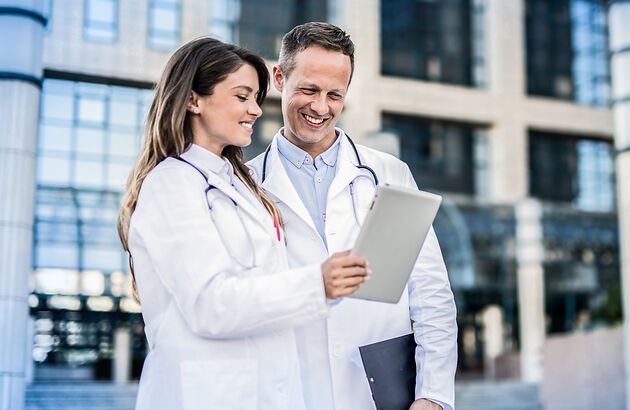 Eine Ärztin und ein Arzt informieren sich über die PKV