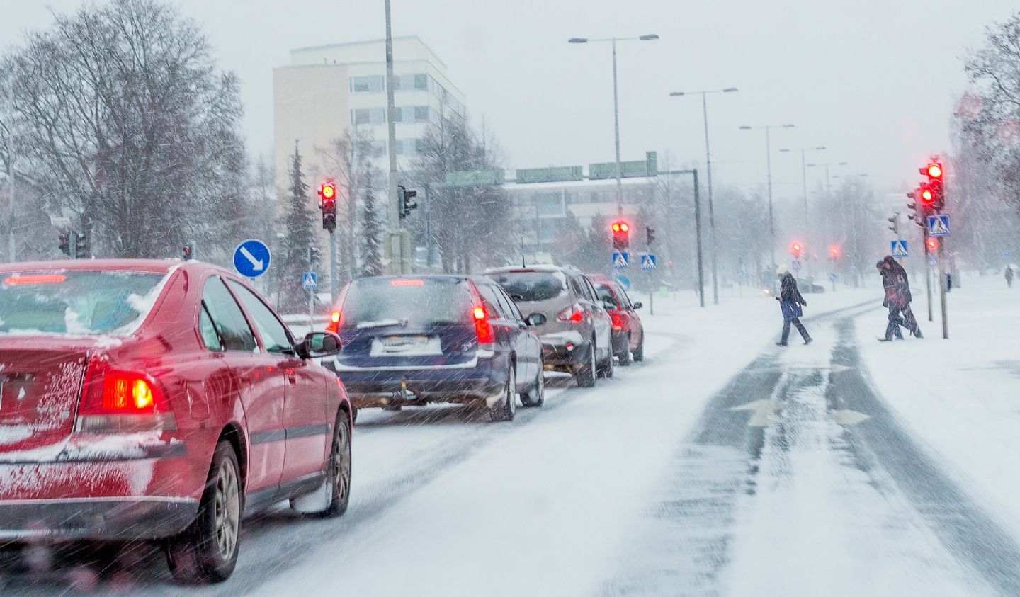 Autos fahren im Schnee